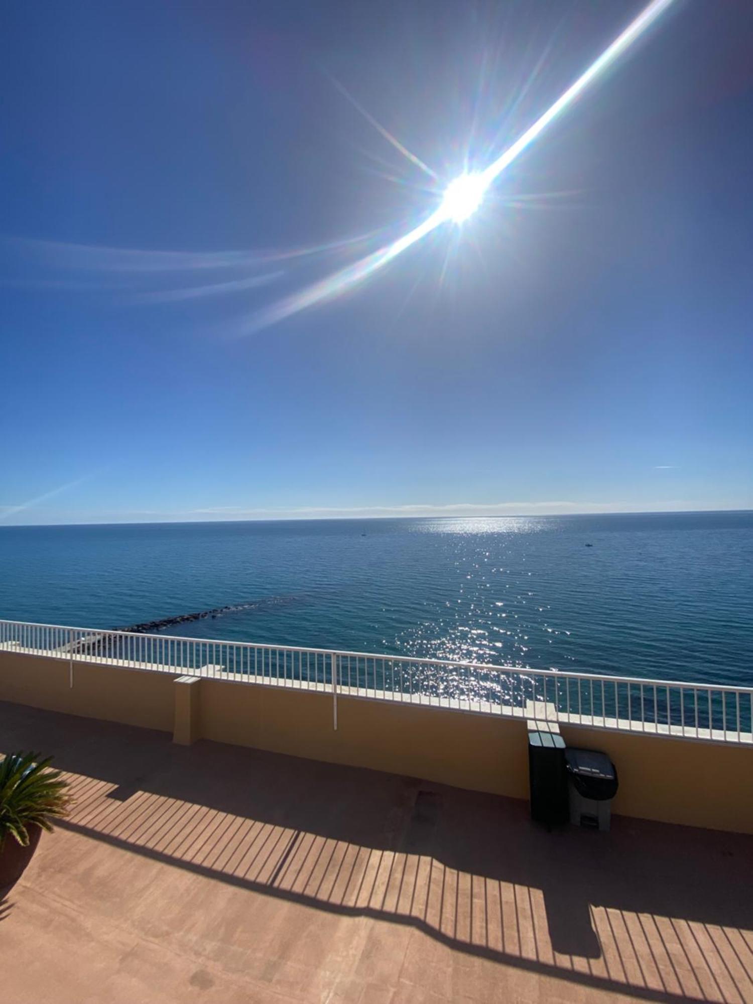 Marbella Beachfront Edificio Mayoral Primera Linea De Playa Y Centro Ciudad Con Barco Opcional Exteriör bild
